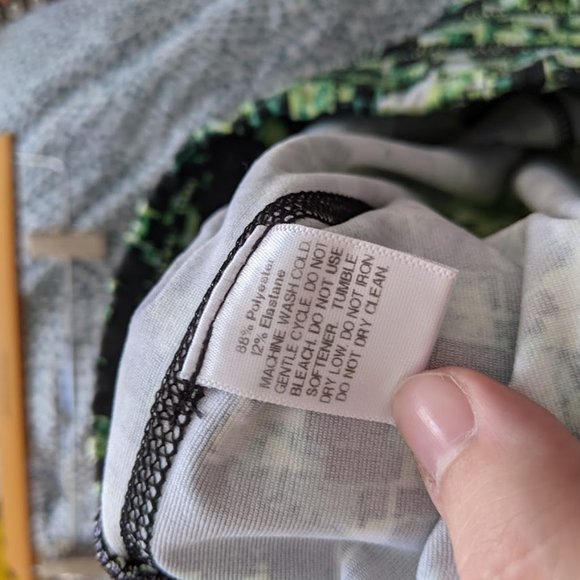 Women's Green and Black Graphic Pixelated Capris Size S - Picture 8 of 8